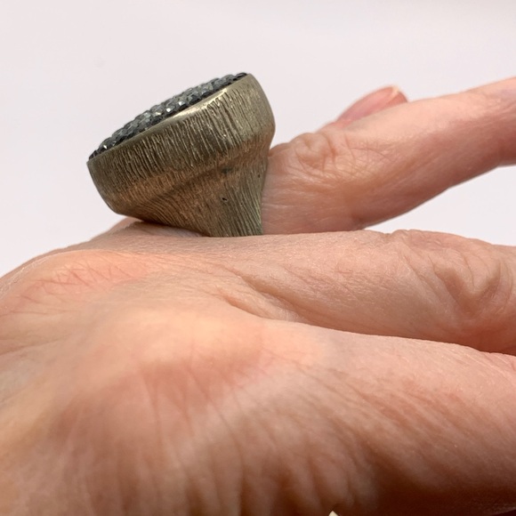 Vintage Brutalist Textured Brass Ring with Black Pave Crystal Stones Size 5 - Picture 2 of 9